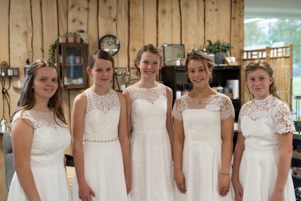 konfirmationskjoler, konfirmation, konfirmationskjole, konfirmations kjole, brudekjole, brudekjoler, brud, bryllup, ørmer, enkel og simpel, simpel, enkel, udsalg, tilbud, billig, billig brudekjoler, prinsesse, prinsessbrudekjole, blonde ærmer, vintage, vintage brudekjoler, brudekjoler i Esbjerg, Brudekjoler i Varde, jylland, brudekjoler i jylland, retro, retro brudekjoler, retro brudekjole, 